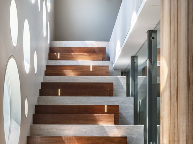 实木楼梯扶手如何装修及几种常见形式 - 雄居楼梯